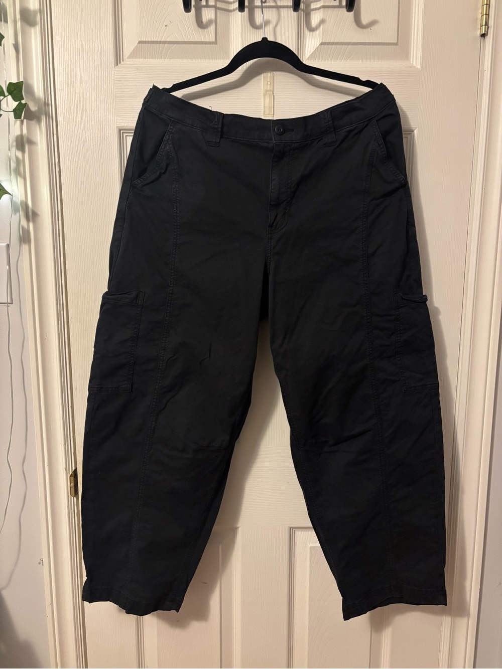 American Eagle Outfitters Black Straight-Leg Cargo Pants